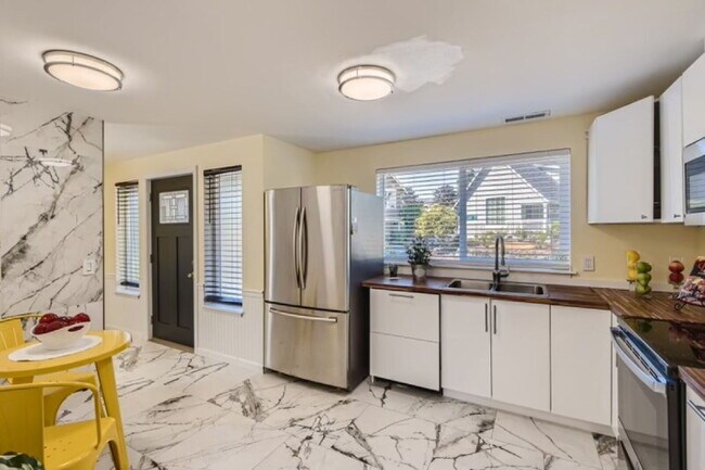 Building Photo - Beautiful single-family home. Available soon!!