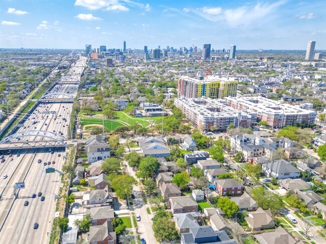 Building Photo - 1558 1/2 Castle Ct