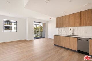 Building Photo - 2361 Fox Hills Dr