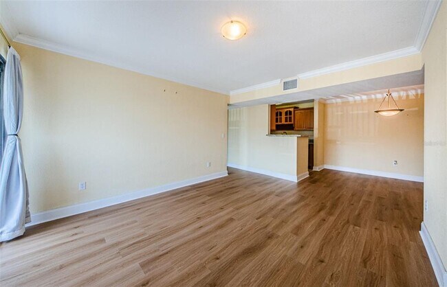 Building Photo - 455 Alt 19