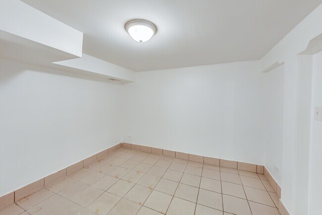 Building Photo - 1138 W Addison St