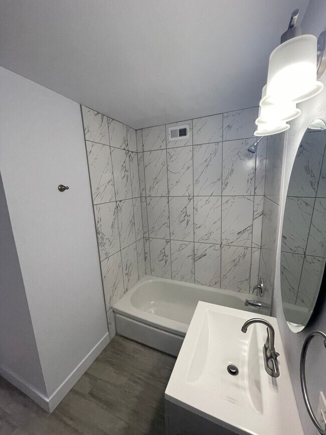 Building Photo - Charming 1-Bedroom Apartment – Prime Las Vegas Location