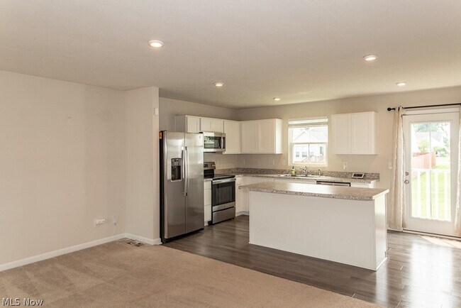 Building Photo - 472 Roberta Dr