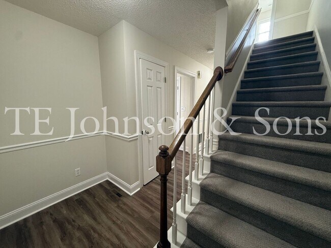 Building Photo - Spacious 3BR Home with Vaulted Ceilings, Gas Logs & Two Car Garage in Winston-Salem