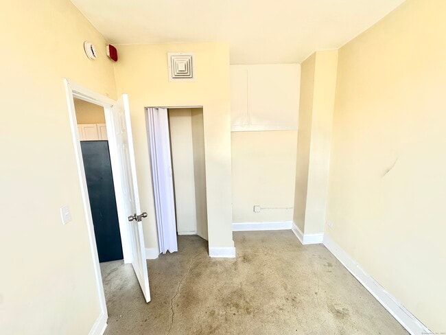 Building Photo - 77 Bank St