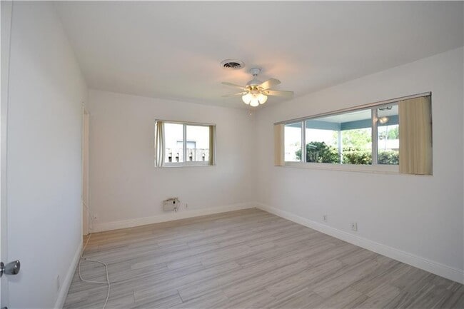 Building Photo - 1711 NE 60th St