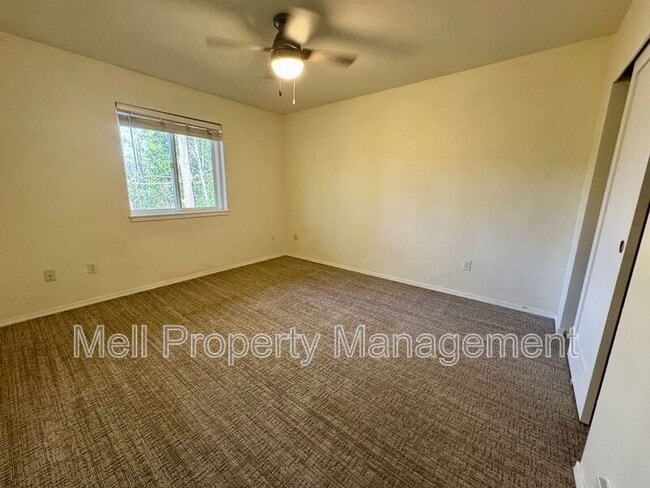 Building Photo - 490 SE Alpine Ave