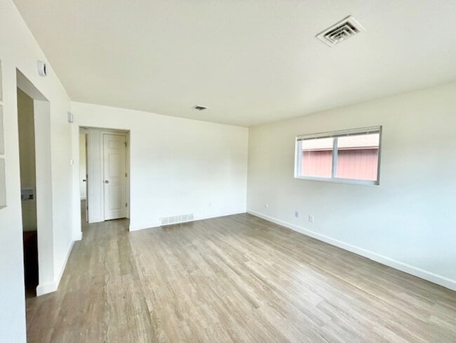 Building Photo - Remodeled Ranch Duplex