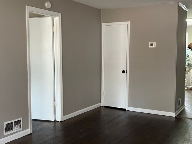 Building Photo - 2 Bedroom 1 Bath Duplex