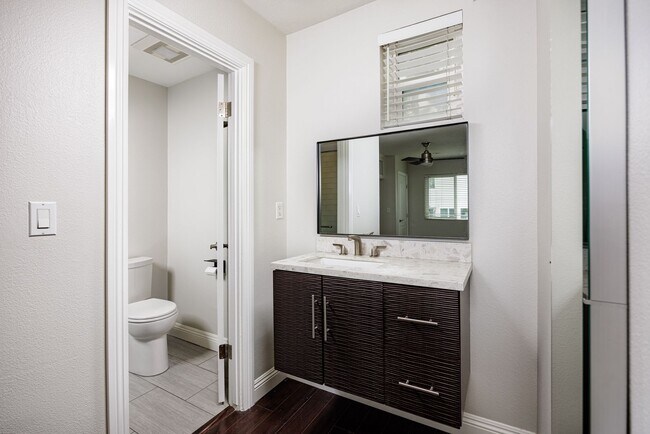 Building Photo - Upgraded Newport Beach Townhouse in Park Lido!