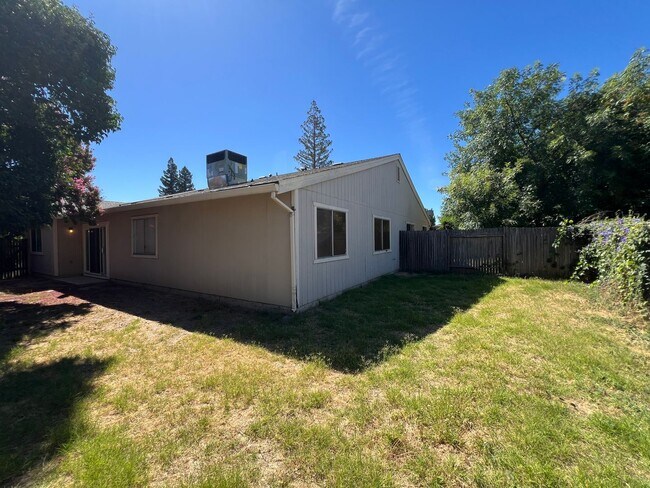 Building Photo - BEAUTIFULLY REMODELED 3 BEDROOM DUPLEX!!