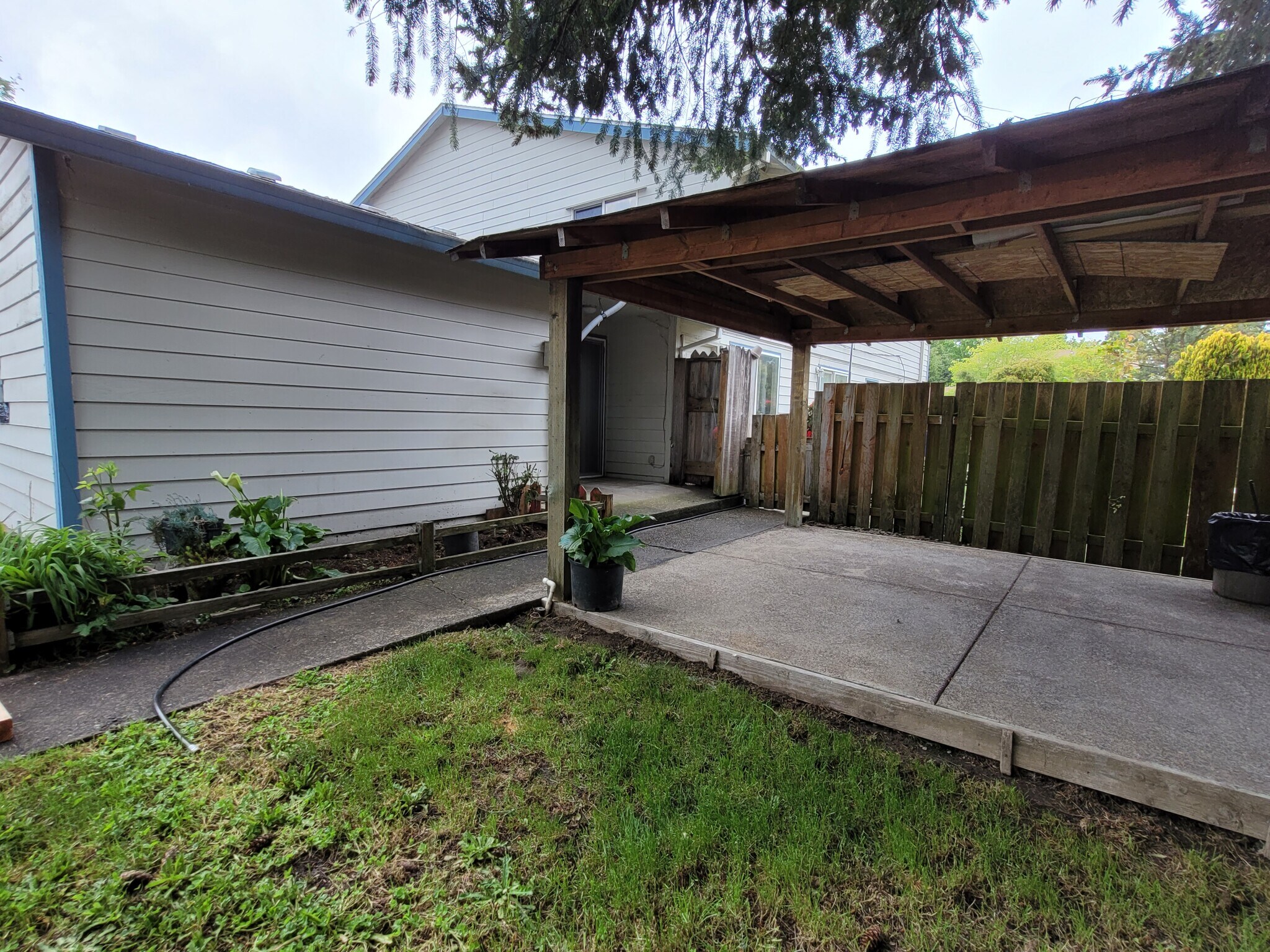 apt a private covered patio - 1045 S Jasper St