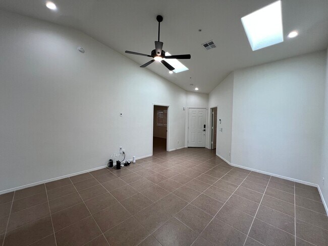 Building Photo - VERY NICE 3 BEDROOM IN DESERT SKY!