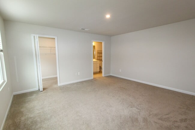 Building Photo - 4 Bed, 2.5 Single Family Home in Bunker Hi...