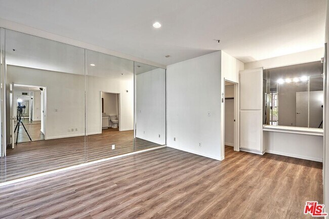 Building Photo - 500 S Berendo St