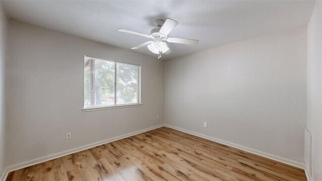 Building Photo - 412 University Oaks Blvd
