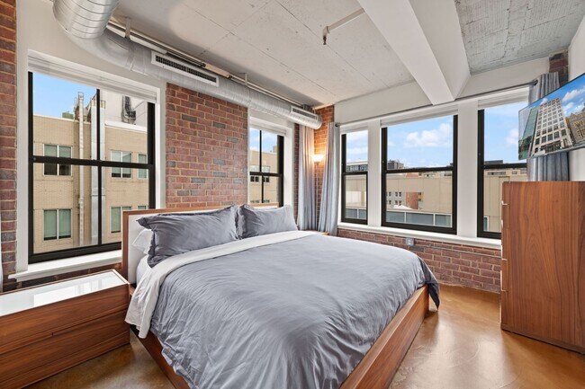 Building Photo - Fully Furnished Designer Loft with Parking & Monument Views!