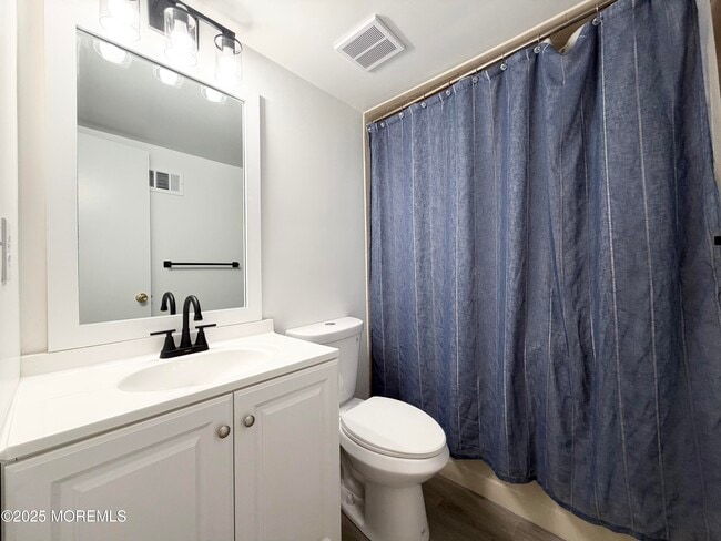 Building Photo - 33 Tulip Ln