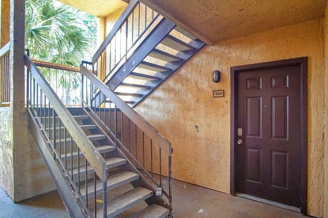 Building Photo - Condo in Kissimmee now available!
