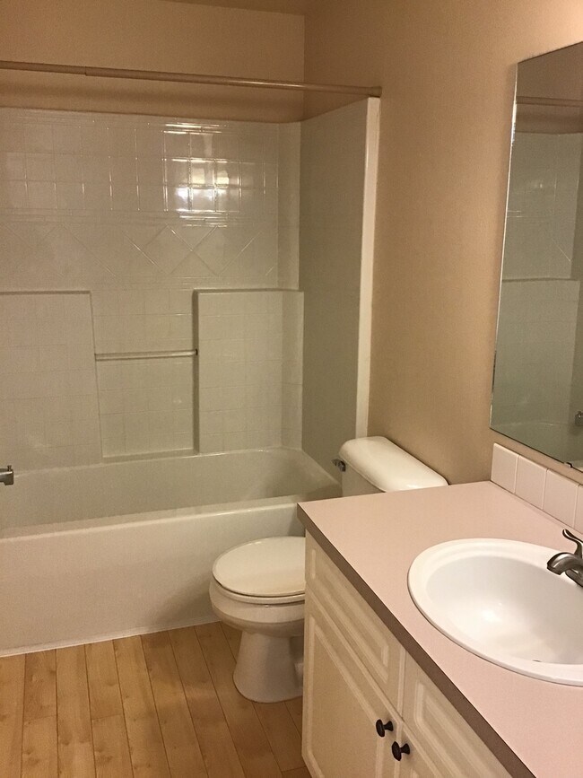 Building Photo - 2 Bed 2.5 Bath Townhouse with Lake access