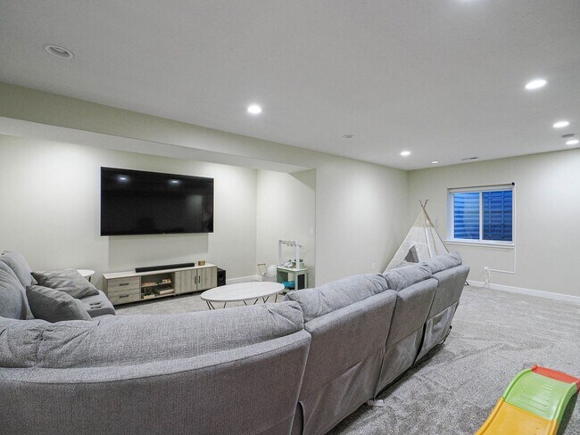 Building Photo - Beautiful House in Excellent Daybreak Loca...