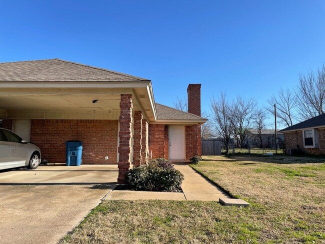 Primary Photo - Big lot- Cute 2/1 duplex! Burleson