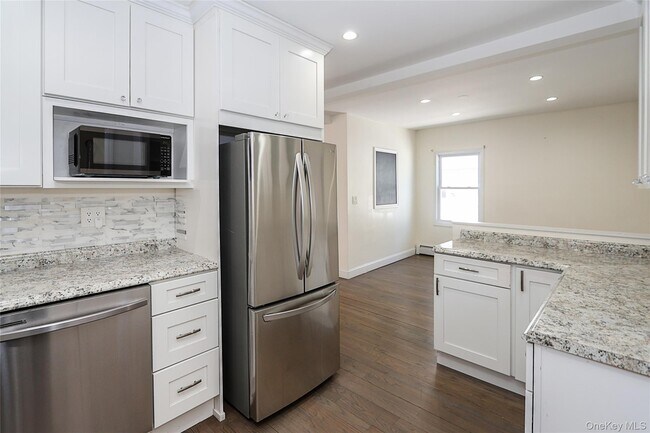 Building Photo - 987 Kings Pkwy