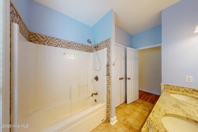 Building Photo - 1140 Greenbriar Dr