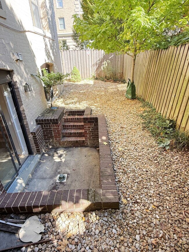 Building Photo - 2 Level, 2 Bedroom Hidden Gem in Dupont!