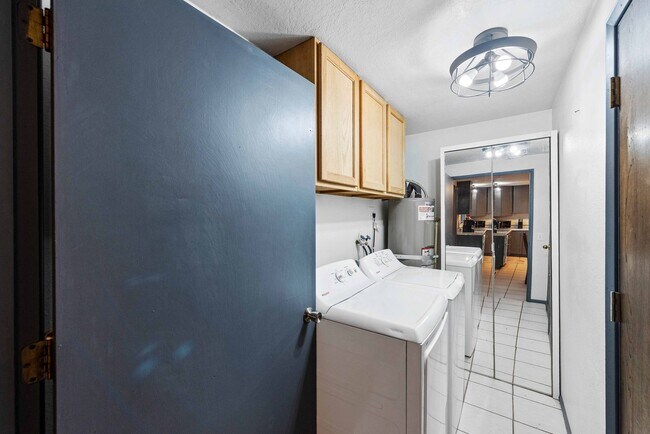 Building Photo - GORGEOUS 3 Bedroom (+BONUS ROOM!) 2 Bath Home with RV/Boat storage near beaches and shopping!