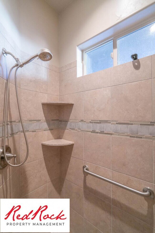 Building Photo - Stunning 3 Bedroom Fully Furnished Home. C...