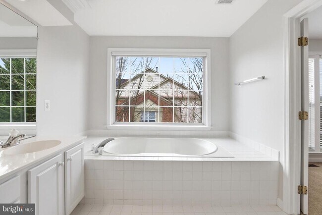 Building Photo - 6137 Manchester Park Cir