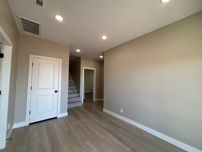 Building Photo - SPACIOUS HOME FOR RENT!