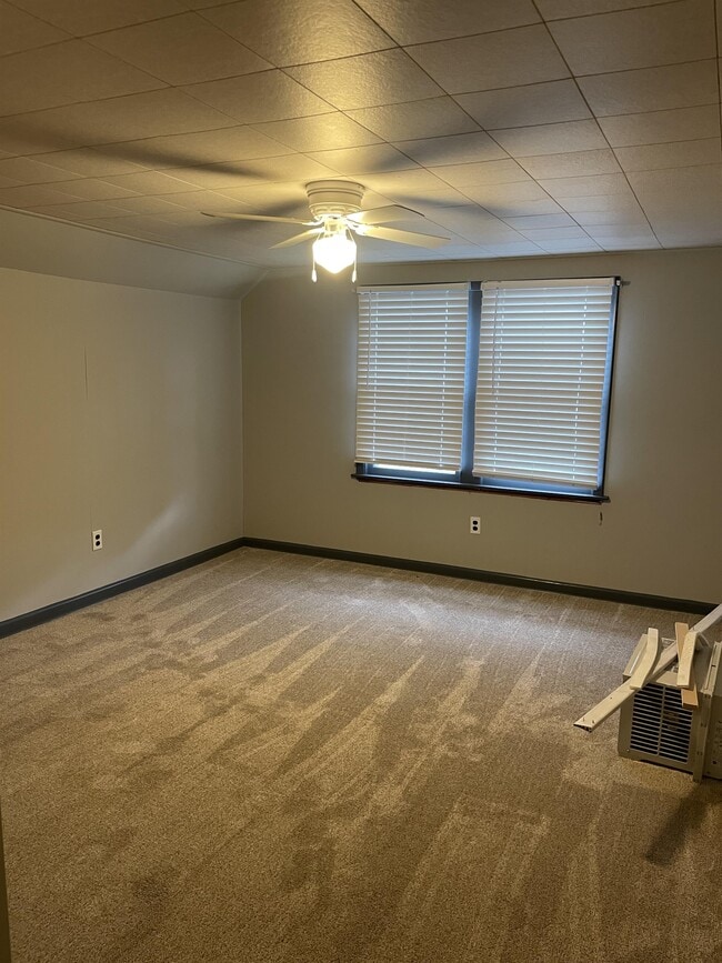 Building Photo - 503 E 8th St