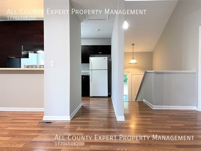 Building Photo - Near Lake Lanier - Great 2 bedroom duplex