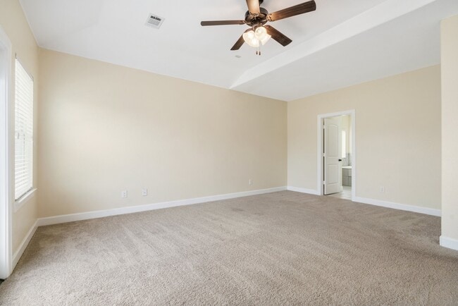 Building Photo - 328 Country Crossing Cir