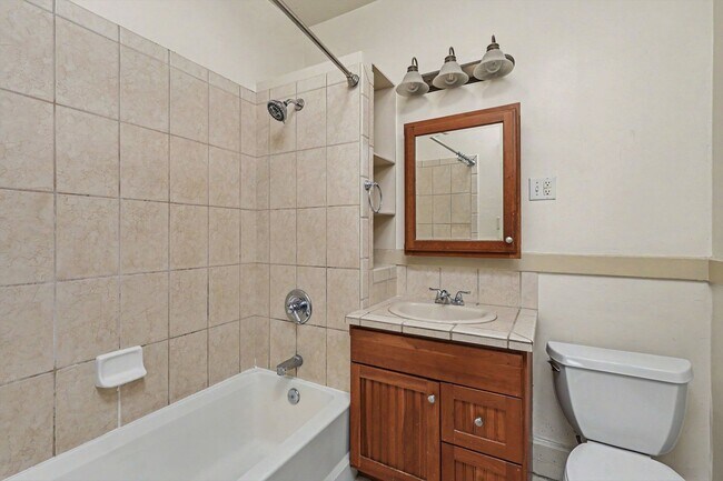 Building Photo - Charming University Neighborhood Home | 2 Bedrooms + Bonus Room