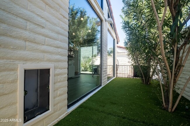 Building Photo - 7322 E Sierra Vista Dr