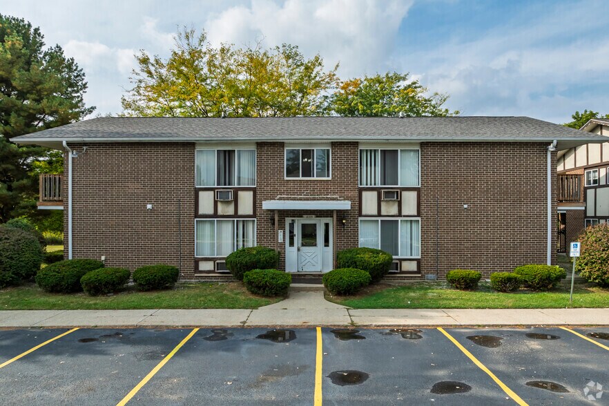 Building Photo - Country Squire Apartments