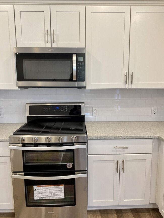 Building Photo - Beautiful 3BR/2.5BA Townhouse; Easy Access to I485 and Uptown