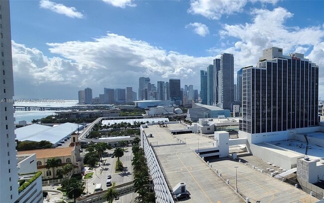 Primary Photo - 1750 N Bayshore Dr