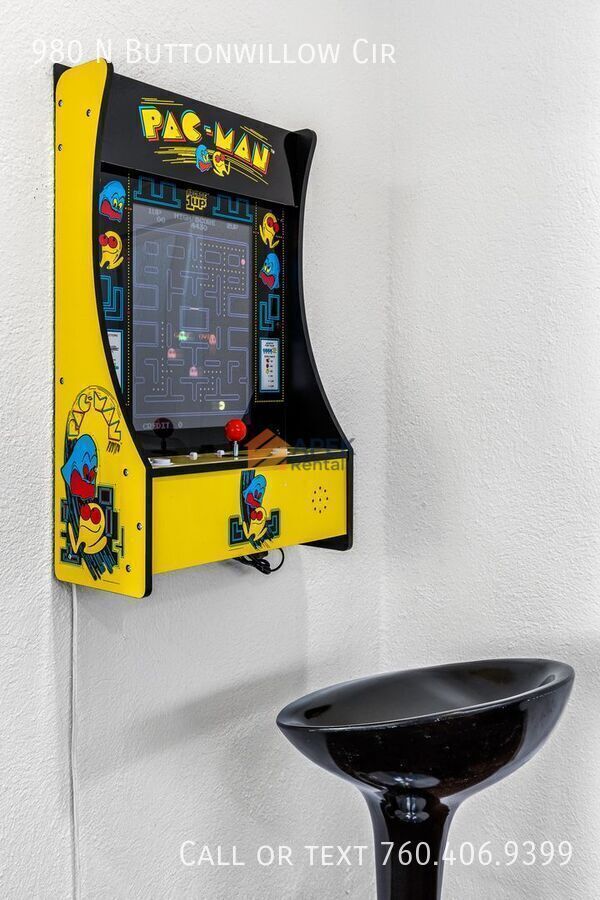 Building Photo - 980 N Buttonwillow Cir