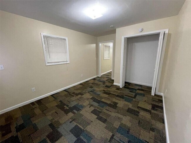 Building Photo - 2596 Woodland Dr NW