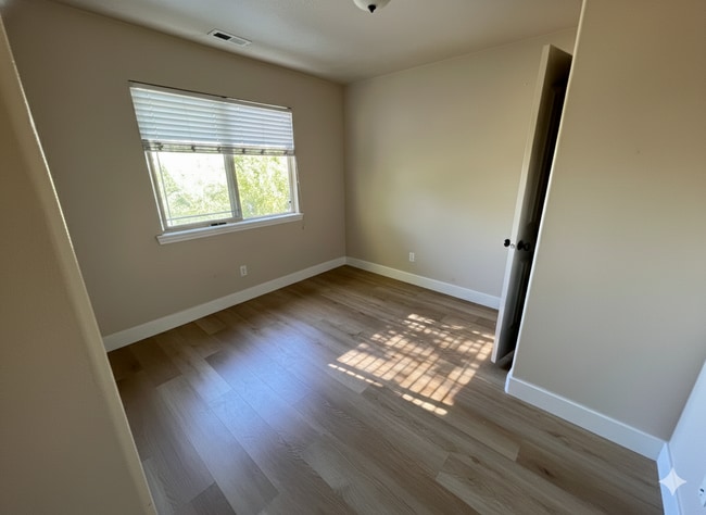 Building Photo - 956 W 580 S