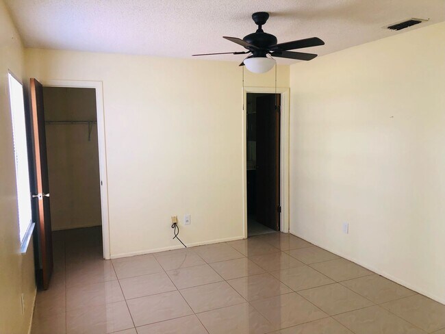 Building Photo - 3/2/2 Deltona