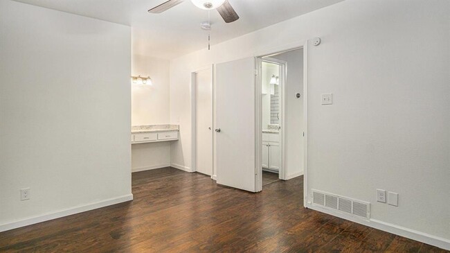 Building Photo - 2107 Mistletoe Ave