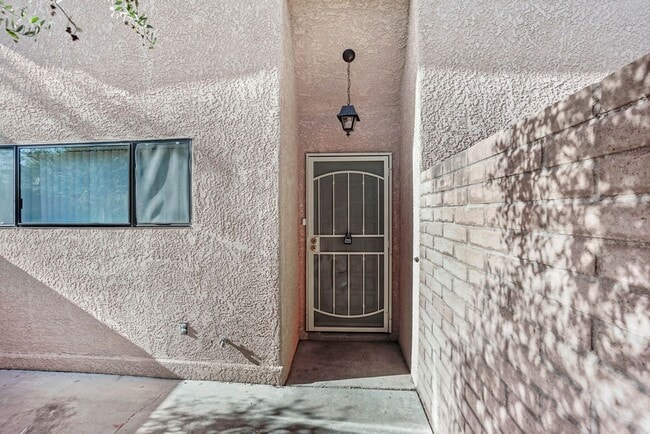 Building Photo - Pending/ Rented - Light-Filled 2-Bed Tucso...
