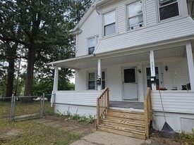 Building Photo - 131 College St