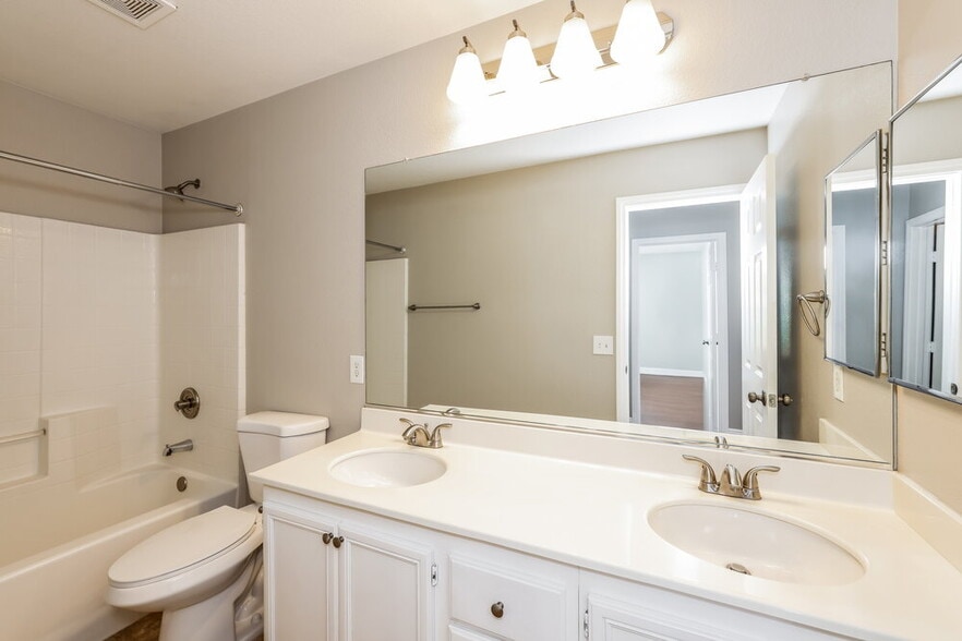 Building Photo - 3398 Jasmine Vine Ct