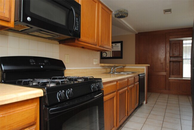 Building Photo - 2711 Amaranth Dr